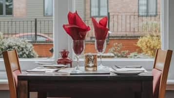 Breakfast, lunch and dinner served