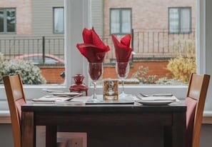 Petit déjeuner, déjeuner et dîner servis sur place