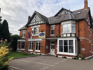 Exterior - Quorn Lodge Hotel (Melton Mowbray)