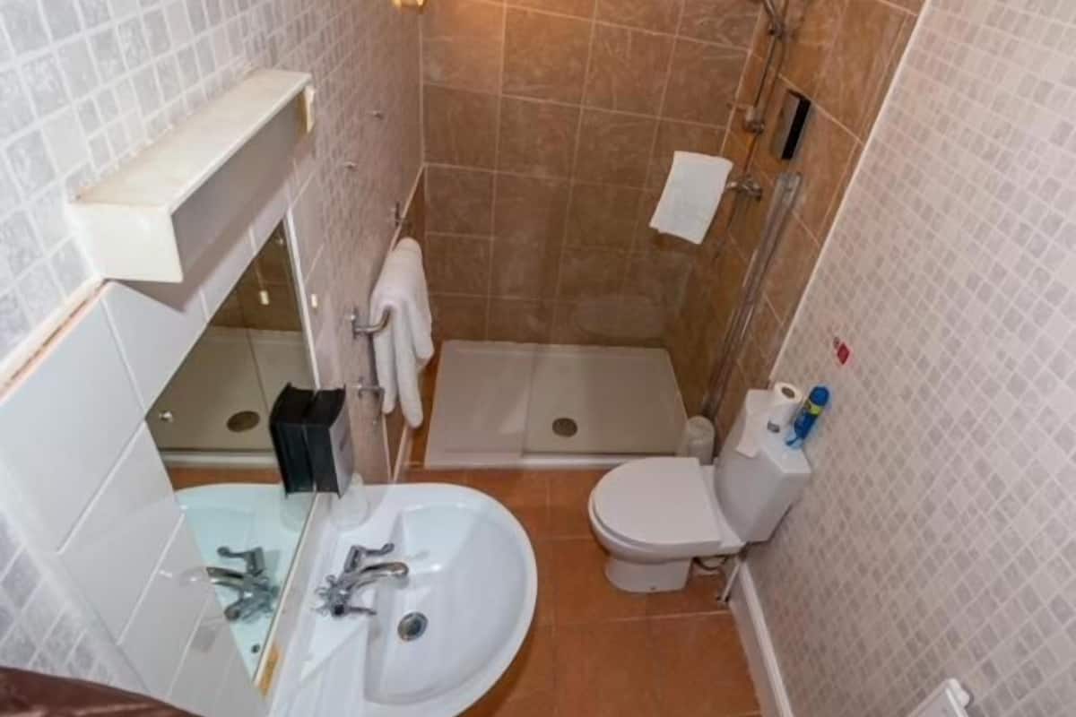 standard single room | bathroom | towels