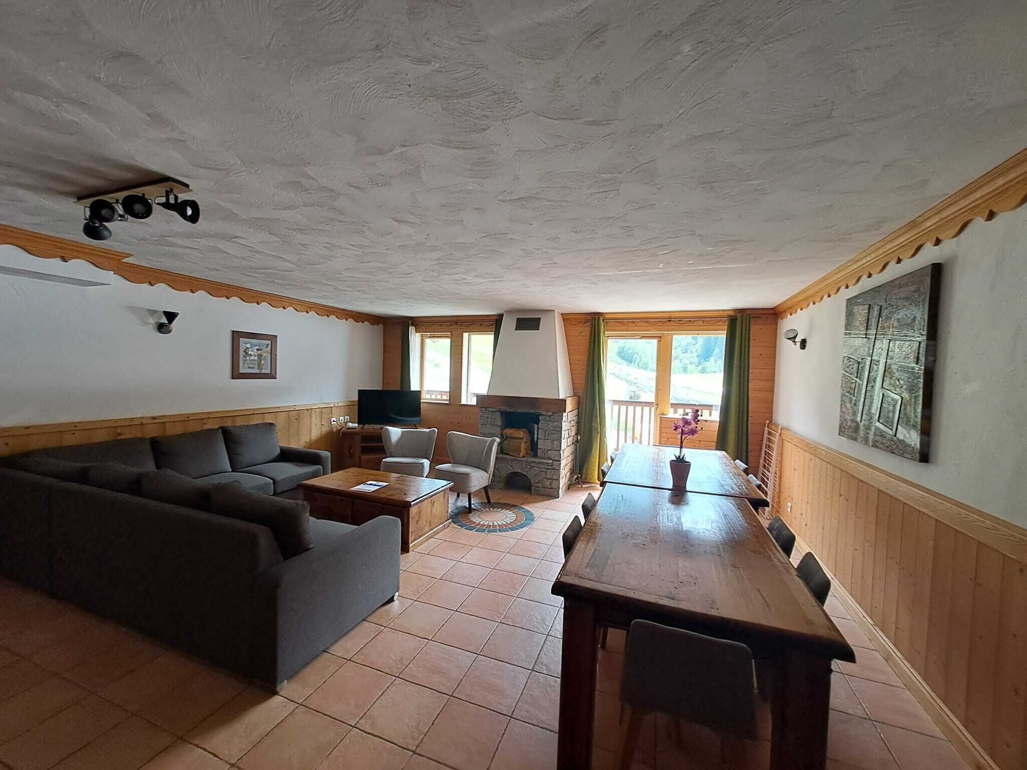 Appartement, 5 chambres, sauna | Coin séjour | Télévision à écran plat