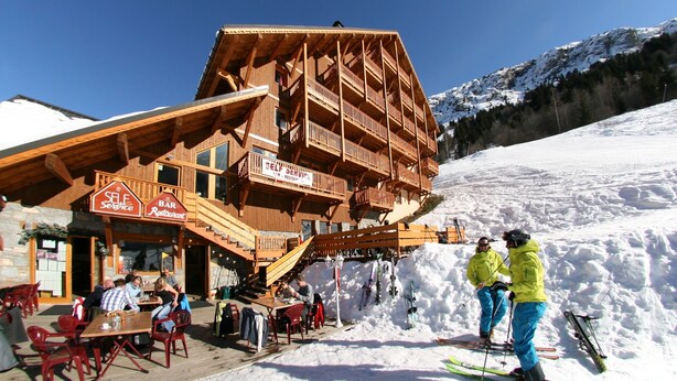 A wooden building with a bar and self-service restaurant. - Chalet des Neiges - Oz en Oisans (Oz)