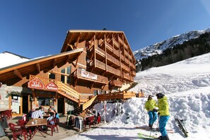 A wooden building with a bar and self-service restaurant. - Chalet des Neiges - Oz en Oisans (Oz)