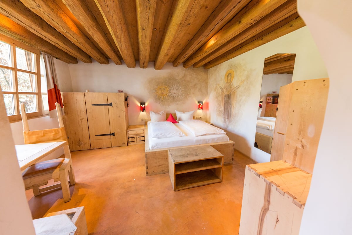 economy double room | hypo-allergenic bedding, minibar, in-room safe, individually decorated