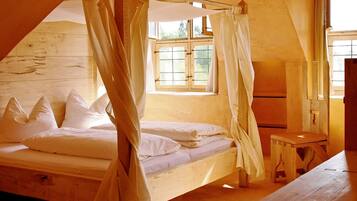 Standard dubbelrum | Allergitestade sÀngklÀder, minibar och vÀrdeförvaringsskÄp pÄ rummet