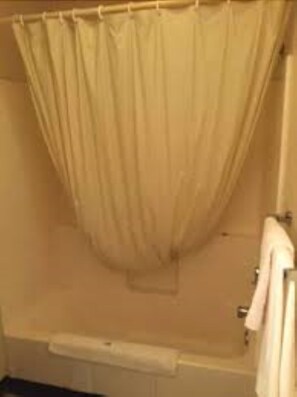 Combined shower/bathtub, towels - Summer Wind Budget Motel (Newport)