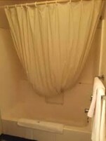 Bañera con ducha, toallas