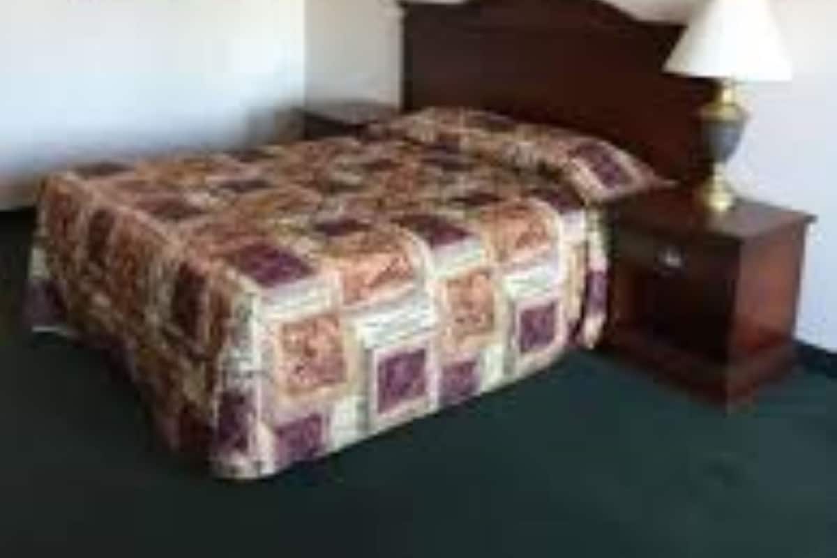 Singola Standard, 1 letto queen | Una scrivania, Wi-Fi, lenzuola