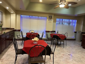 In-room dining - Casa Rosa Inn (Port Isabel)