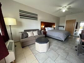 Deluxe-herbergi - 1 stórt tvíbreitt rúm með svefnsófa - reyklaust | Skrifborð, myrkratjöld/-gardínur, straujárn/strauborð, rúmföt