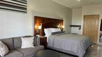 Chambre Deluxe, 1 très grand lit et 1 canapé-lit, non-fumeur | Bureau, rideaux d’obscurcissement, fer et planche à repasser