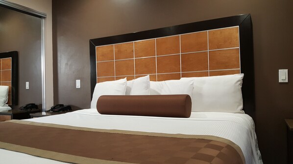 Deluxe Room, 1 Katil Raja (King), Non Smoking | Peralatan tempat tidur premium, meja, seterika/papan seterika