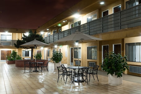 Terrace/patio. Gardena Terrace Inn