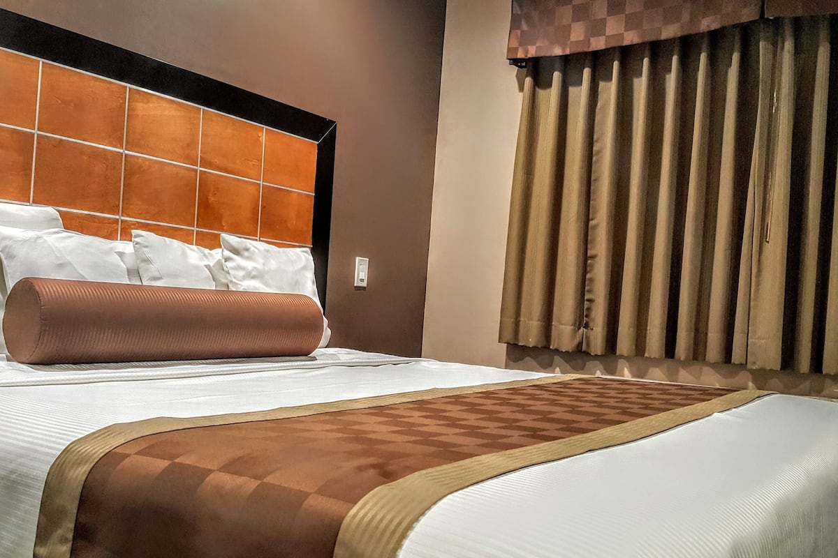 Premium bedding, desk, iron/ironing board, free WiFi