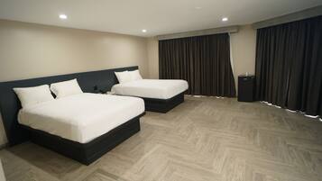 Family Room, 2 Queen Beds, Non Smoking | Premium bedding, desk, iron/ironing board, free WiFi