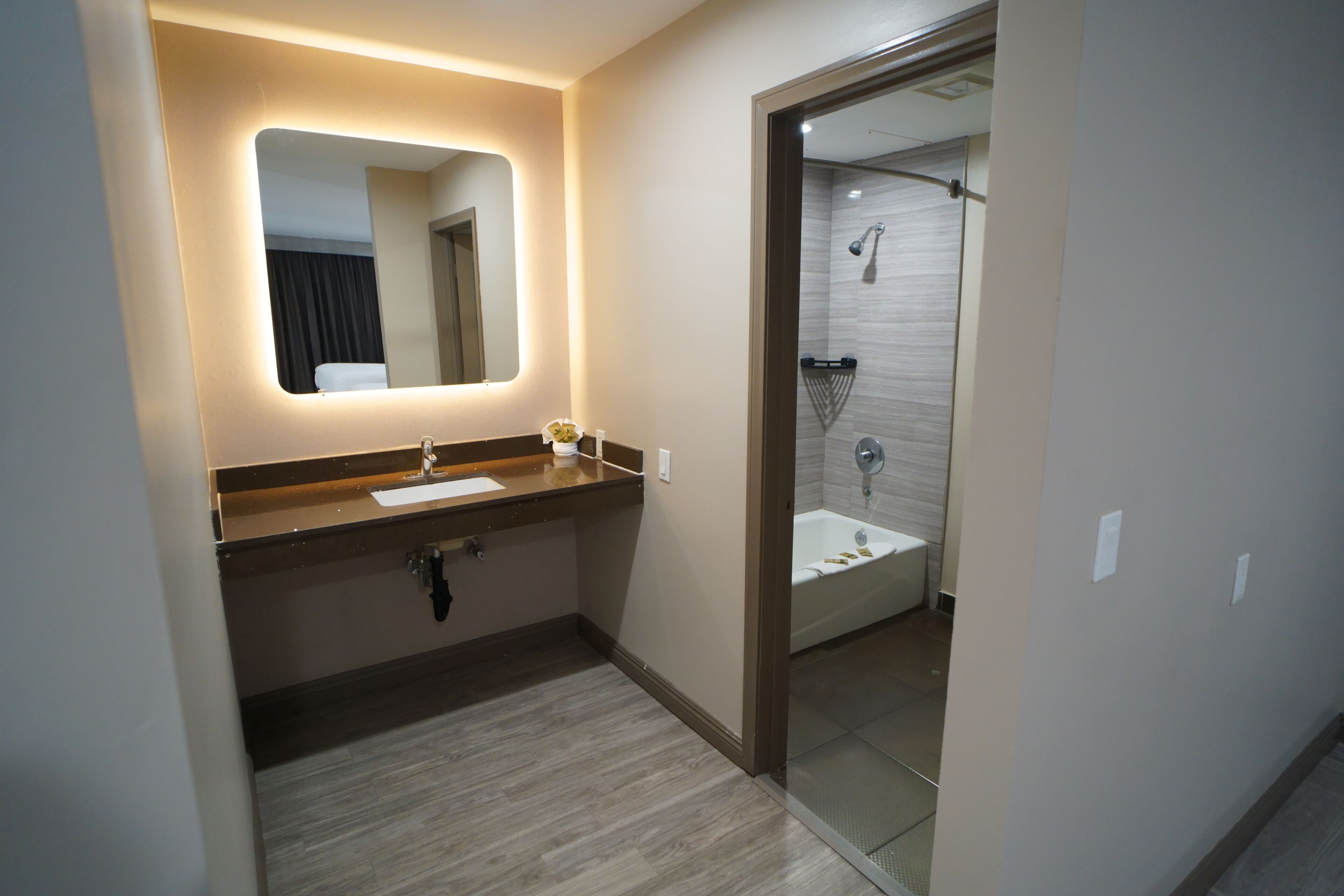 Une salle de bain moderne avec un lavabo, un miroir et une douche.