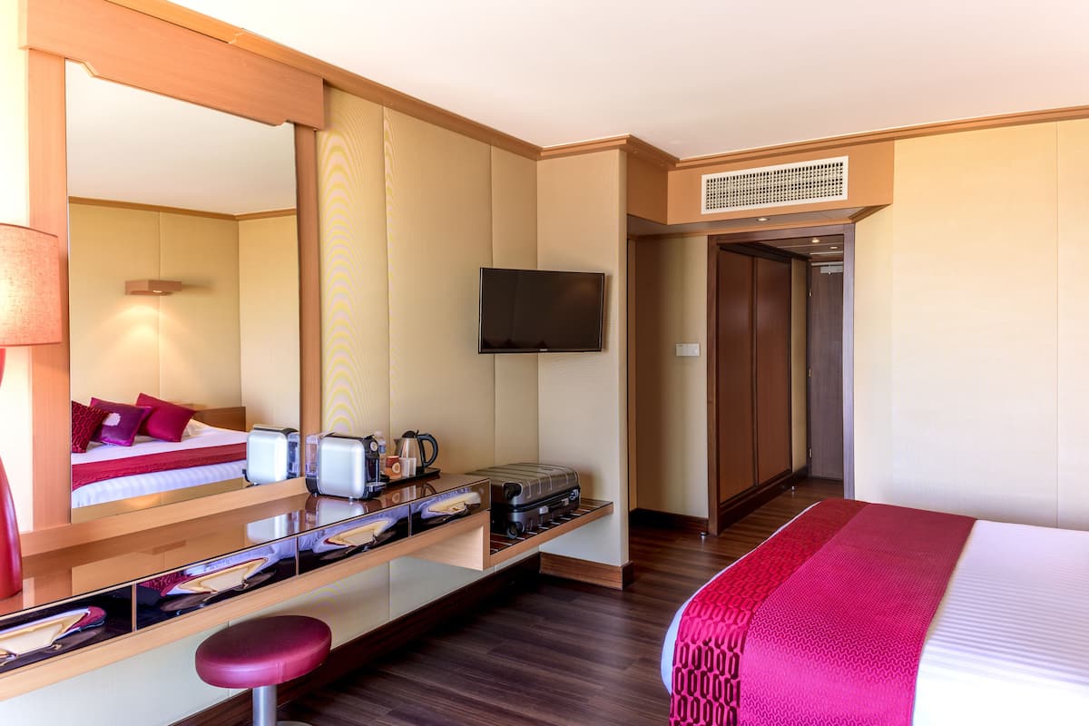 1 bedroom, in-room safe, blackout curtains, soundproofing