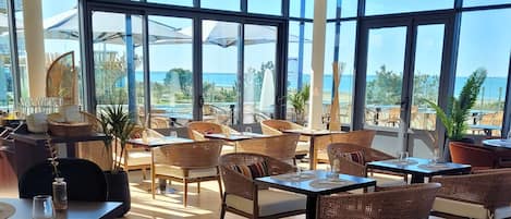 Französische Küche, Blick auf den Strand