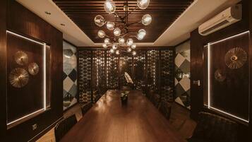 2 restaurants; breakfast, lunch, dinner and brunch served