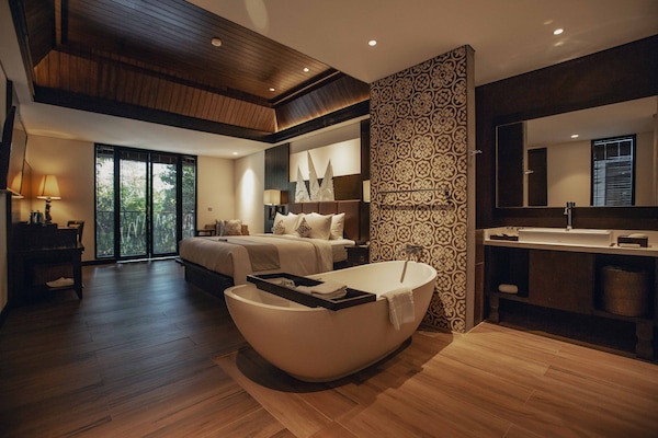 Kamar (Junior Suite) | Minibar, brankas, meja kerja, dan setrika/meja setrika