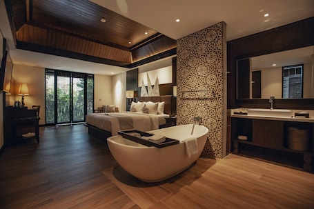 Minibar, caja de seguridad en la habitación y escritorio