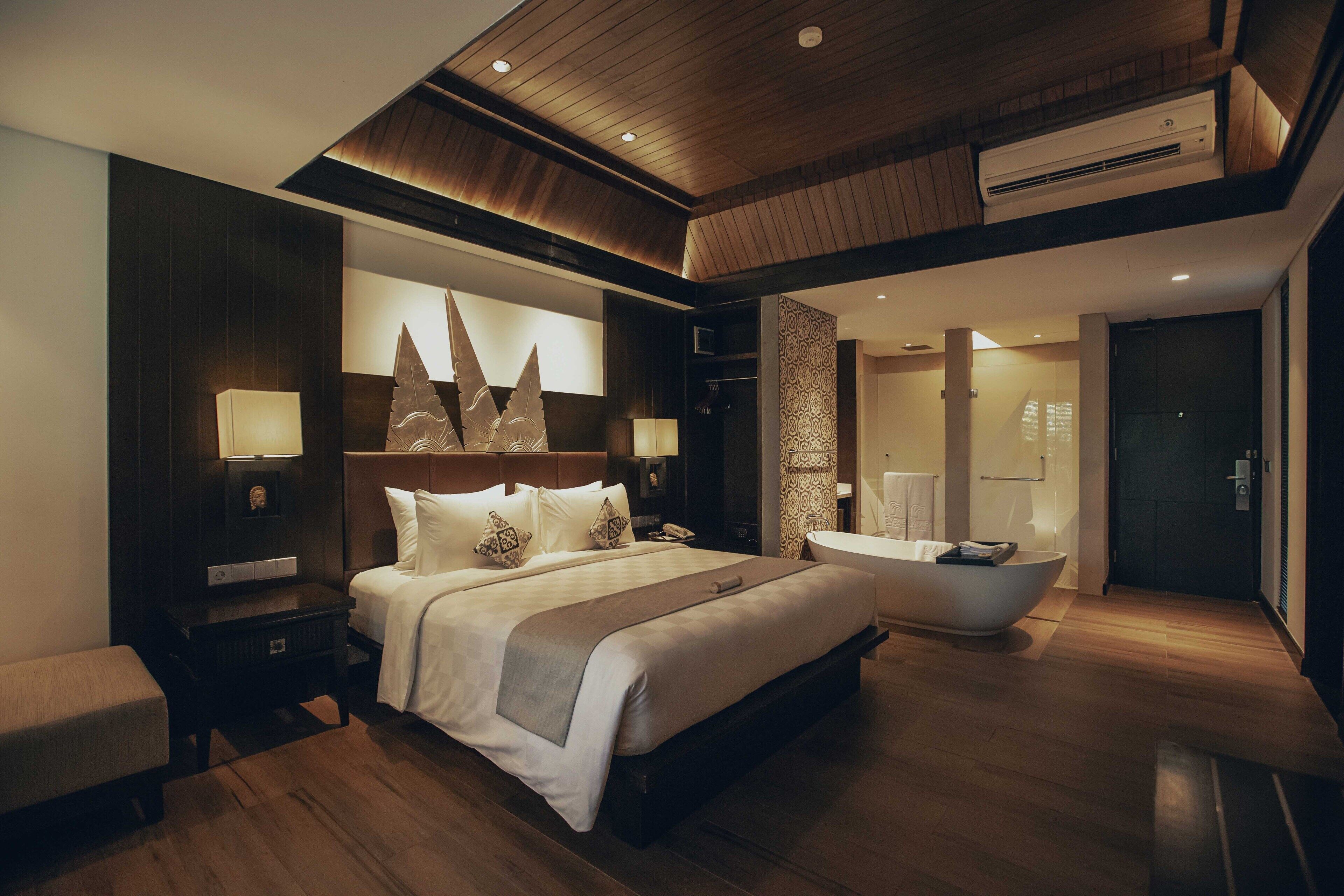 Kamar (Junior Suite) | Minibar, brankas, meja kerja, dan setrika/meja setrika
