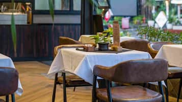 2 restaurantes; se sirven desayunos