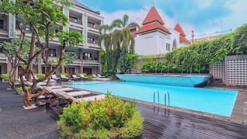 Outdoor pool, open 7 AM to 7:00 PM, sun loungers