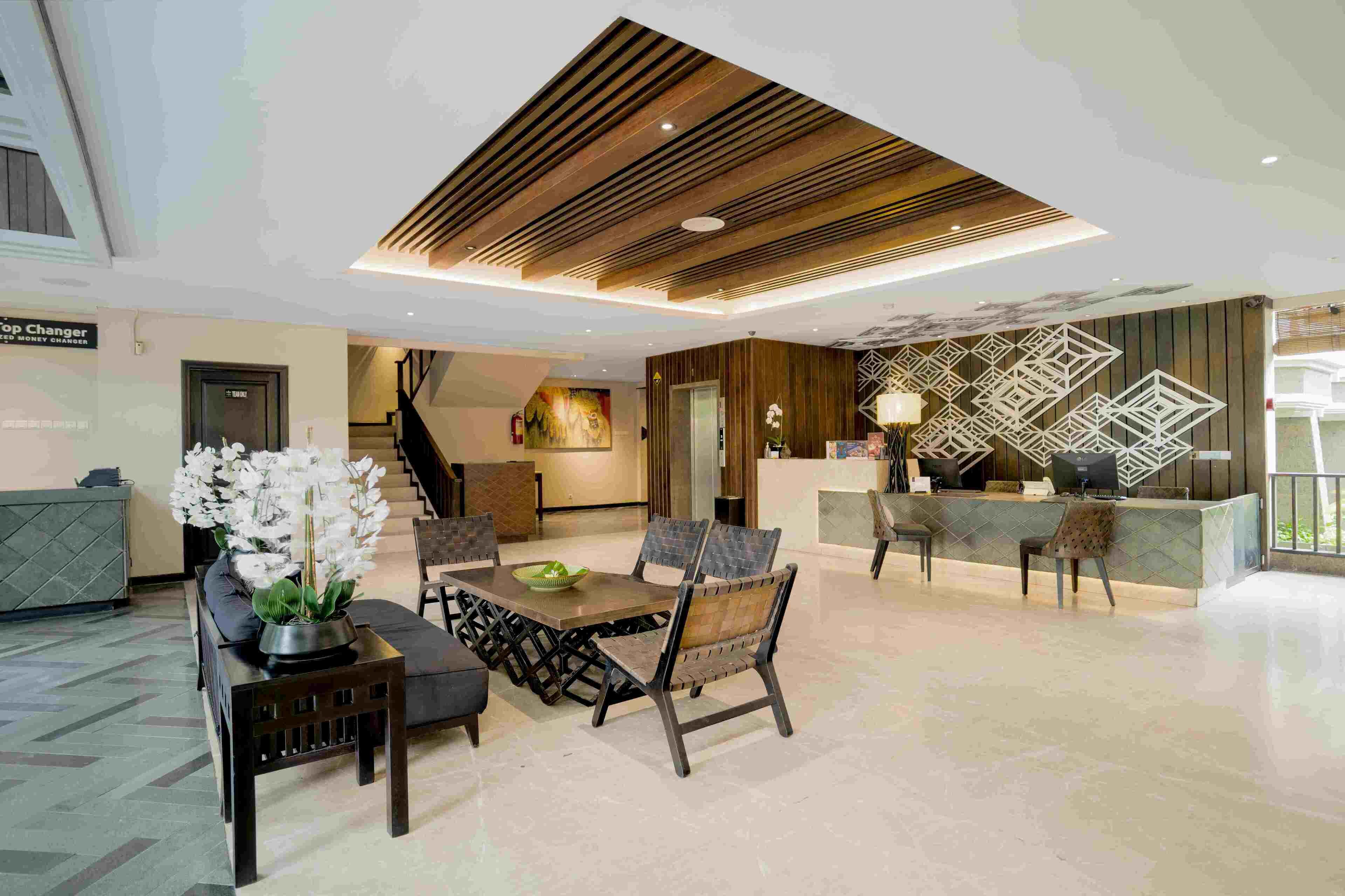 Eine moderne Lobby mit Empfangstresen, Sitzgelegenheiten und einer Treppe.