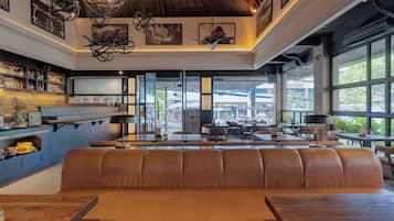 2 restauranter; serverer morgenmad