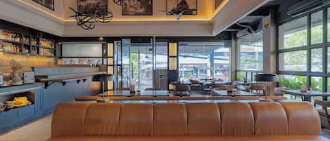 2 restauranter; serverer morgenmad