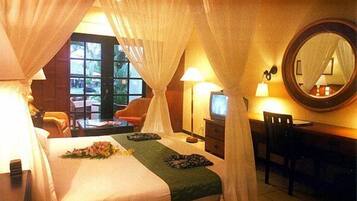 Romantic Room | In-room safe, desk, cribs/infant beds, rollaway beds