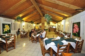 Petit-déjeuner, déjeuner et dîner servis sur place, vue sur la piscine