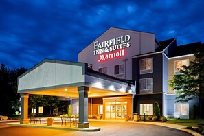 A Fairfield Inn & Suites Marriott hotel with a covered entrance, outdoor seating, and a well-lit facade. - Fairfield Inn & Suites by Marriott Elizabethtown (Elizabethtown)