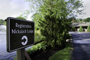 Placa para a recepção da Nickajack Lodge com uma seta indicativa.