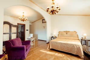 Suite – junior | Dundyner, minibar, safe på rommet og individuelt innredet