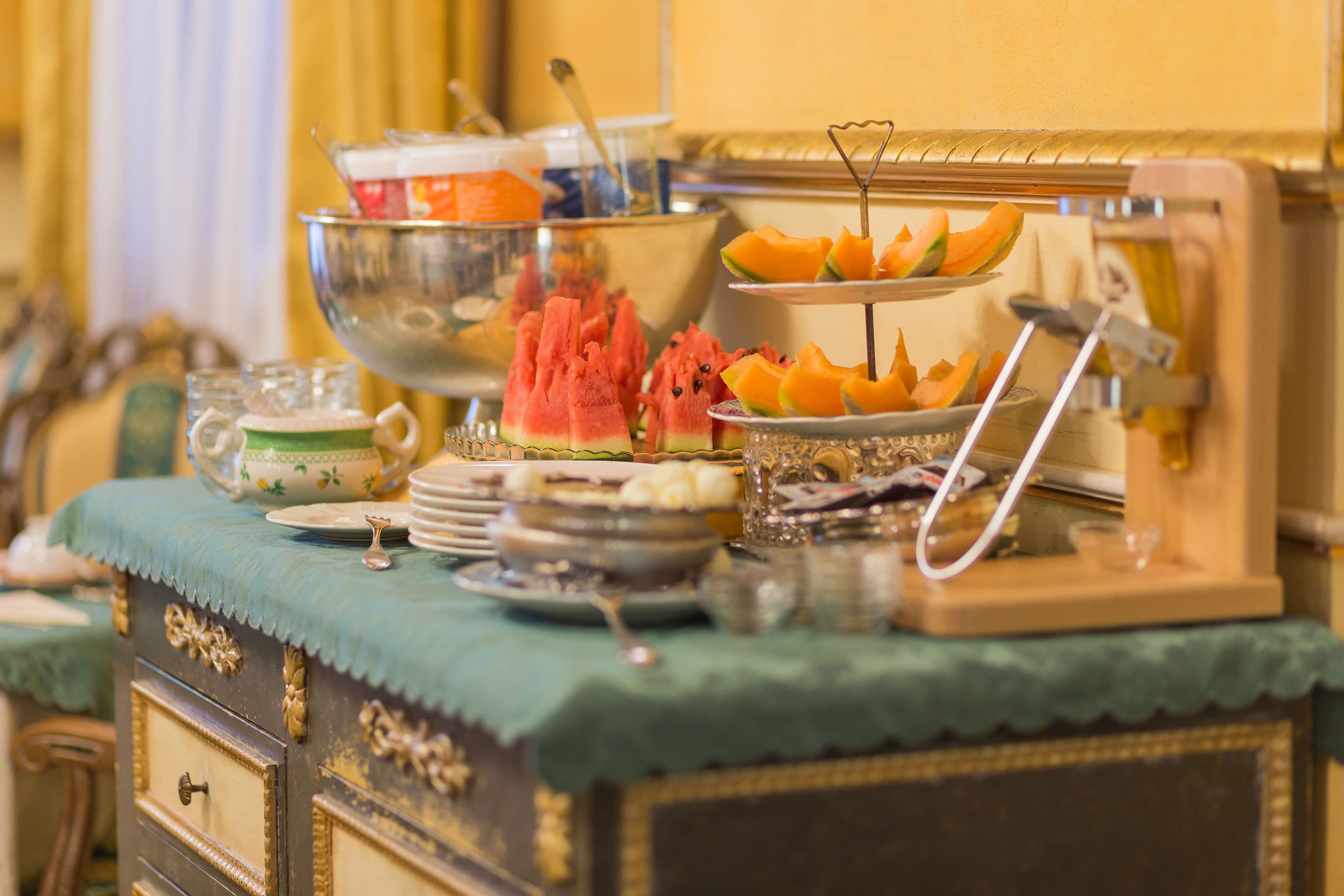 Un'ampia disposizione buffet con diversi cibi e utensili.
