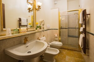 Un bagno con lavandino, WC e doccia.