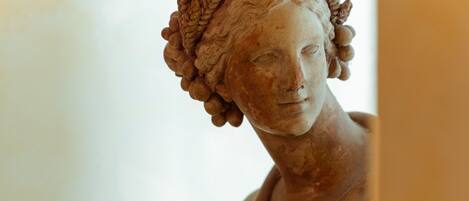 Une statue aux détails complexes, vêtue d’un drapé.
