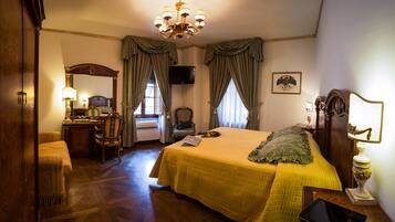 Copriletto in piuma, minibar, una cassaforte in camera