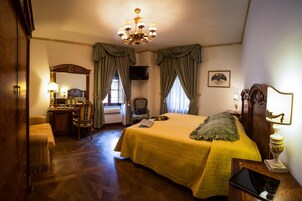 Copriletto in piuma, minibar, una cassaforte in camera, una scrivania