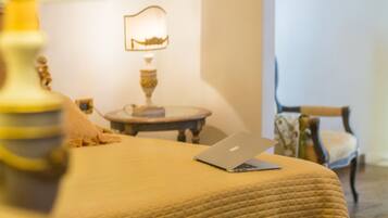 Doppelzimmer zur Einzelnutzung | Daunenbettdecken, Minibar, Zimmersafe, individuell eingerichtet