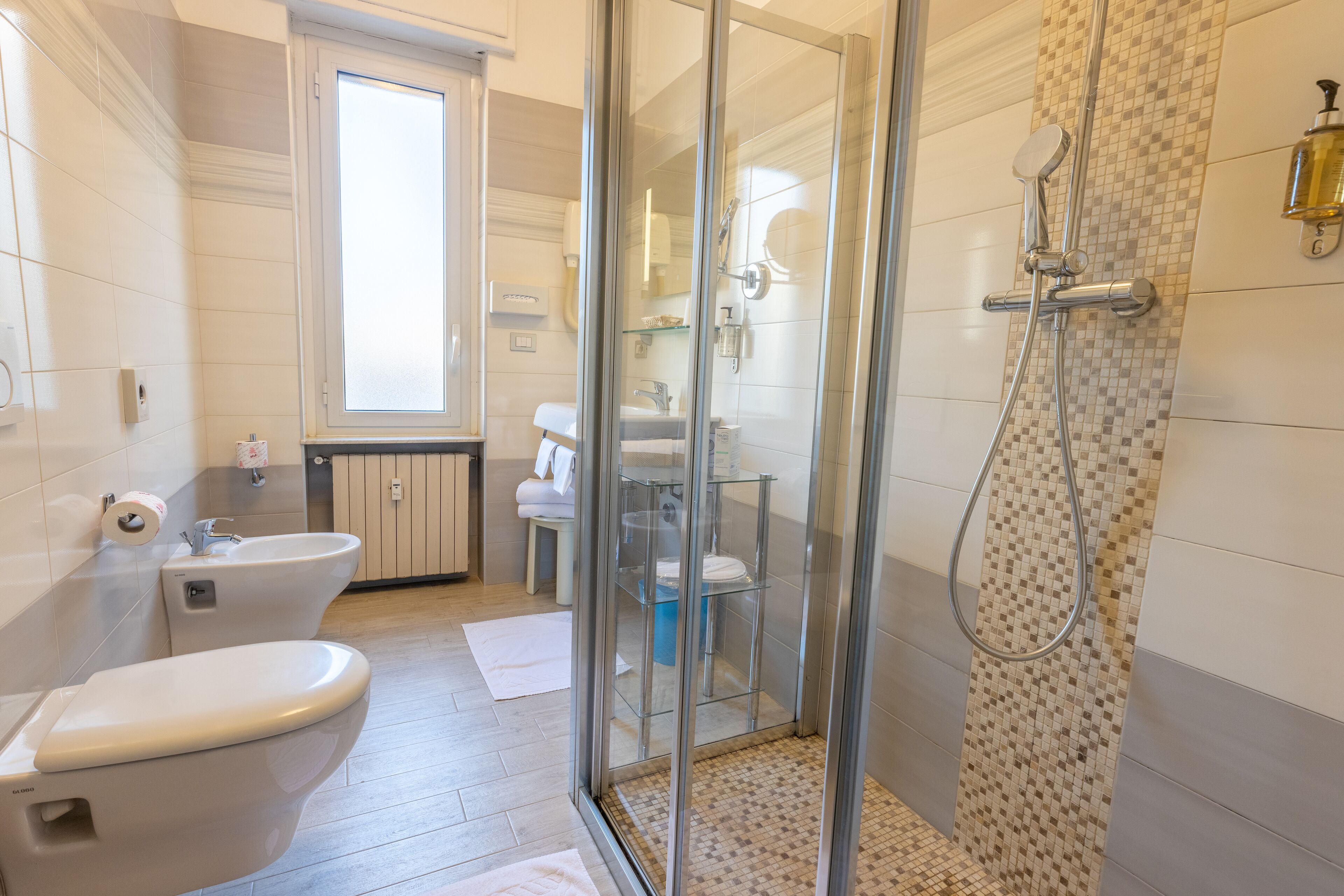 shower, rainfall showerhead, free toiletries, hair dryer