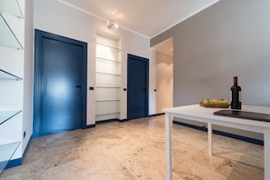 Appartement Ville, vue sur le parc | Aire de séjour | Téléviseur ACL de 36 po avec télévision par satellite, téléviseur