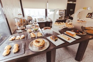 Café da manhã com buffet grátis todos os dias