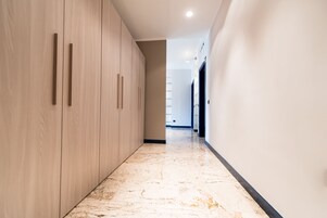 Apartamento urbano, vista para o parque | Edredons de pluma, camas com colchões pillow-top, cofres nos quartos