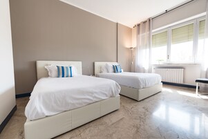 Apartamento urbano, vista para o parque | Edredons de pluma, camas com colchões pillow-top, cofres nos quartos