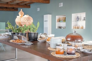 Petit déjeuner buffet servi tous les jours en supplément