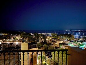 Quarto casal conforto, vista para o mar | Escrivaninha, Wi-Fi de cortesia, roupa de cama