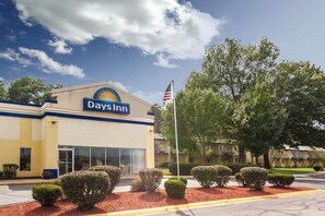 Exterior - Days Inn by Wyndham Portage/Indiana Dunes National Park (Portage)